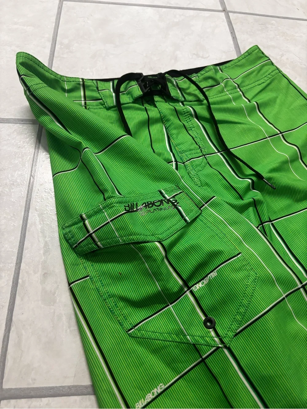 Mens Vintage Billabong Green Plaid board shorts size 32 MEASUREMENTS SHOWN